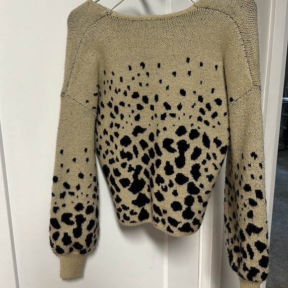 XS Kismet leopard print v neck sweater. Relaxed fit. Warm. - Picture 3 of 4